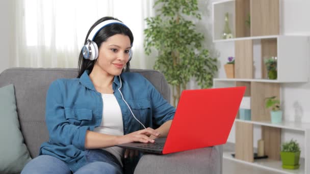 Mulher Feliz Usando Fones Ouvido Navegando Conteúdo Laptop Sentado Sofá — Vídeo de Stock