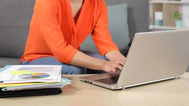 Nahaufnahme Einer Selbstständigen Hand Die Hause Online Arbeitet — Stockvideo