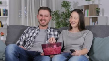 Oturma odasında bir kanepede gece evde oturmuş tv izlerken bir kesinti acı karışık çift