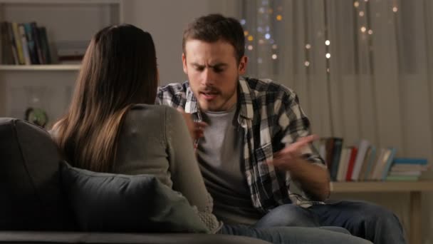 愤怒的男人在晚上在家的沙发上和女友分手 — 图库视频影像