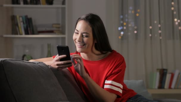 Adolescente Feliz Usando Telefone Inteligente Noite Sentado Sofá Casa — Vídeo de Stock