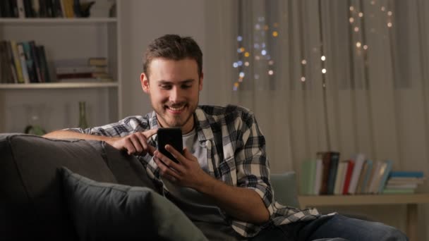 Erstaunter Mann Findet Nachts Gute Nachrichten Smartphone Wenn Hause Auf — Stockvideo