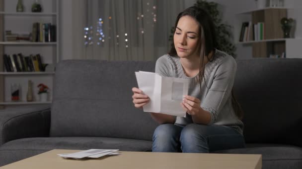 Opgewonden Vrouw Leest Goed Nieuws Brief Zittend Een Bank Huiskamer — Stockvideo