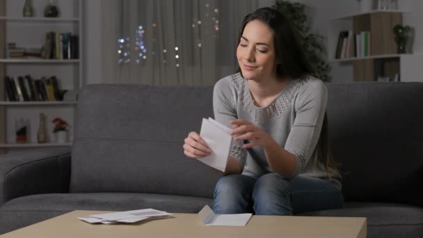 Mujer Sorprendida Leyendo Buenas Noticias Una Carta Sentada Sofá Noche — Vídeos de Stock