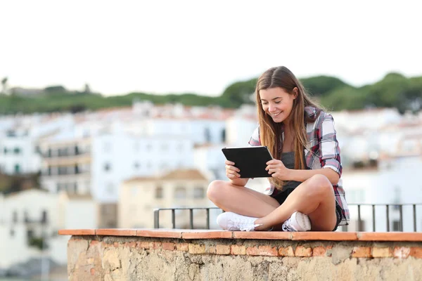 Feliz Adolescente Viendo Los Medios Comunicación Tableta Sentado Una Cornisa — Foto de Stock