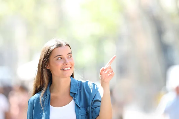 Frint View Portrait Happy Girl Pointing Side Street Sunny Day — Stock Photo, Image