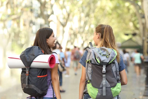 Arkadan Tatile Konuşmak Sokaklarda Yürüyen Iki Mutlu Backpackers Görünüşü — Stok fotoğraf
