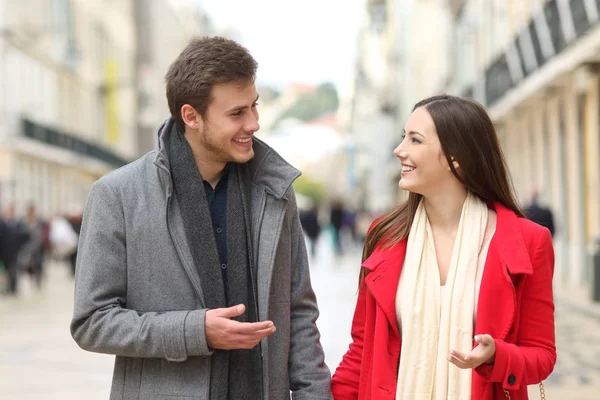 一对幸福的夫妇在冬天在街上散步和说话的正面画像 — 图库照片