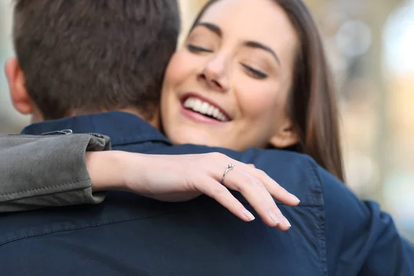 Gelukkig Vriendin Kijkt Naar Verlovingsring Knuffelen Haar Vriend Huwelijk Aanzoek — Stockfoto