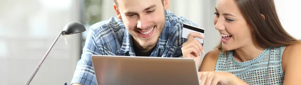 Egy Pár Fizet Online Hitelkártya Laptop Otthon Zászlaja — Stock Fotó