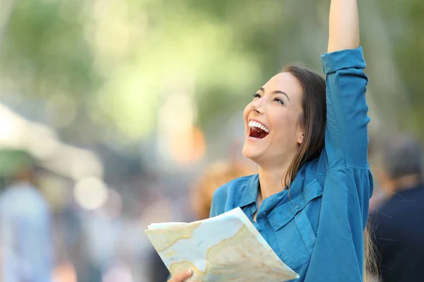 Emocionado Turista Celebrando Vacaciones Sosteniendo Mapa Papel Calle —  Fotos de Stock