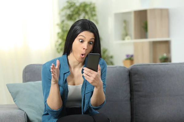 Amazed Woman Checking Cell Phone Content Sitting Couch Living Room — Stock Photo, Image