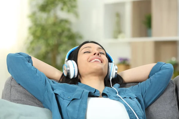 Mujer Feliz Descansando Escuchando Música Sentada Sofá Sala Estar Casa — Foto de Stock
