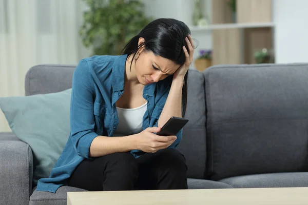 Smutná Žena Kontroluje Obsah Chytrého Telefonu Sedí Gauči Doma — Stock fotografie