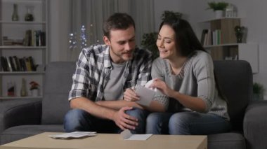 Heyecanlı kaç gece evde bir kanepede oturan mektup üzerinde iyi haber alma