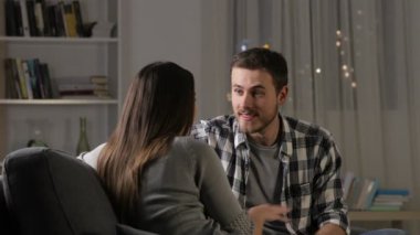 Yüksek beş gece evde bir kanepede oturan veren iki arkadaş