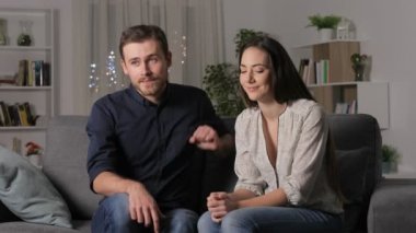 Flört ve iyi bir gece evde bir kanepede oturan ilk tarihi olan mutlu adam