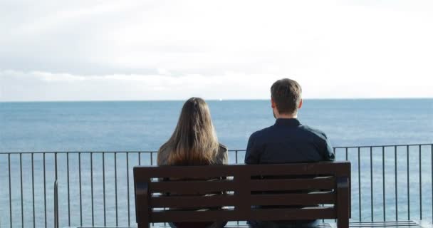 Man Försöker Krama Hennes Vän Lyckad Första Dag Stranden — Stockvideo