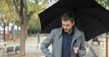 Hayal kırıklığına adam sokakta yürürken bir yağmurlu günde yanlış telefon mesajı alma