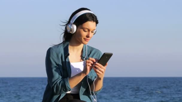 Mutlu Kadın Sahilde Akıllı Telefondan Müzik Rahatlatıcı — Stok video
