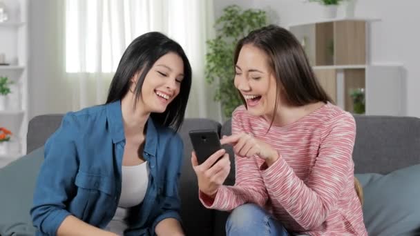 Twee Gelukkige Vrouwen Lachen Lezing Slimme Telefoon Inhoud Zittend Een — Stockvideo