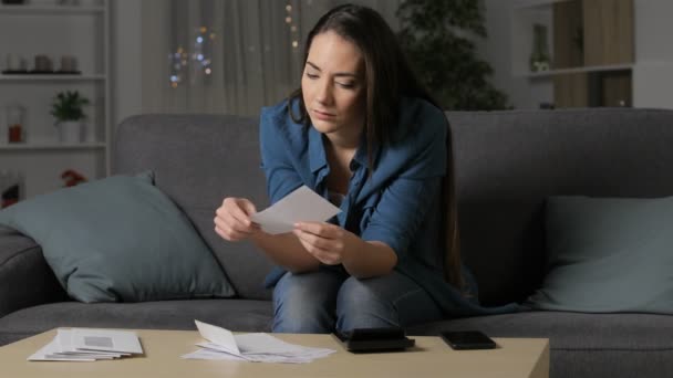 Mujer Preocupada Reclamando Recibo Equivocado Llamando Por Teléfono Noche Casa — Vídeo de stock