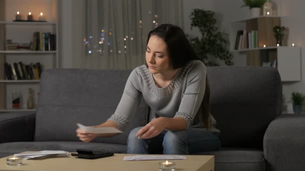 領収書の会計チェック深刻な女性夜自宅のソファに座って — ストック動画