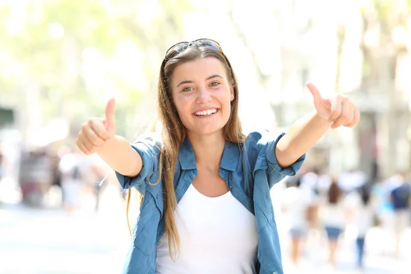 Visão Frontal Retrato Uma Menina Feliz Gesticulando Ambos Polegares Para — Fotografia de Stock