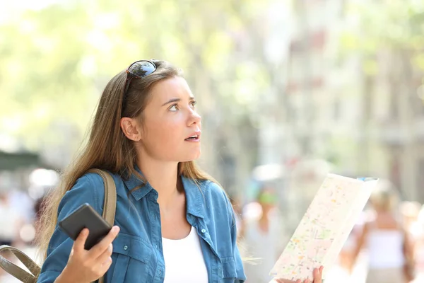 Lost Tourist Trying Find Location Holding Phone Paper Map Street — Stock Photo, Image