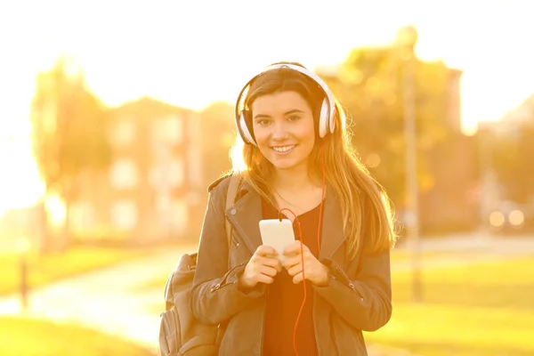 Felice Adolescente Possesso Smart Phone Ascoltare Musica Che Guarda Parco — Foto Stock