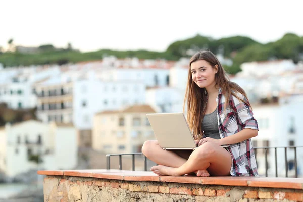 Happy Teenage Girl Looking Camera Using Laptop Sitting Ledge Town — Stock Photo, Image
