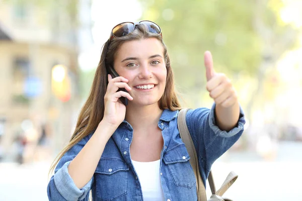 Joyeux Adolescent Fille Parler Téléphone Geste Pouce Vers Haut Extérieur — Photo