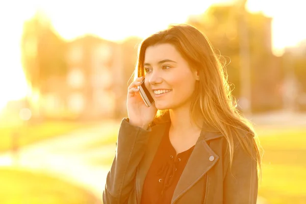 Glad Tonårig Flicka Pratar Telefon Vid Solnedgången Park — Stockfoto