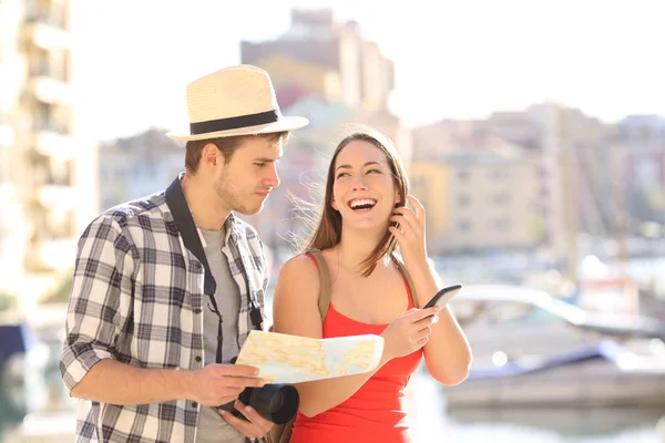 Hombre Dudoso Mujer Divertida Disfrutando Vacaciones Verano Una Ciudad Costera — Foto de Stock