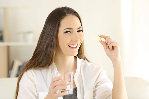 Feliz Dama Sosteniendo Mostrando Una Píldora Vitaminas Vaso Agua Casa —  Fotos de Stock