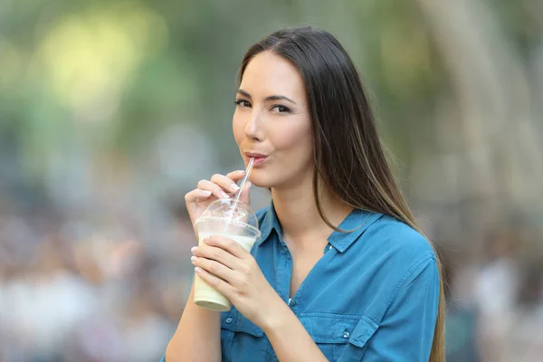 Lycklig Kvinna Dricker Milkshake Med Ett Sugrör Gatan Tittar Dig — Stockfoto