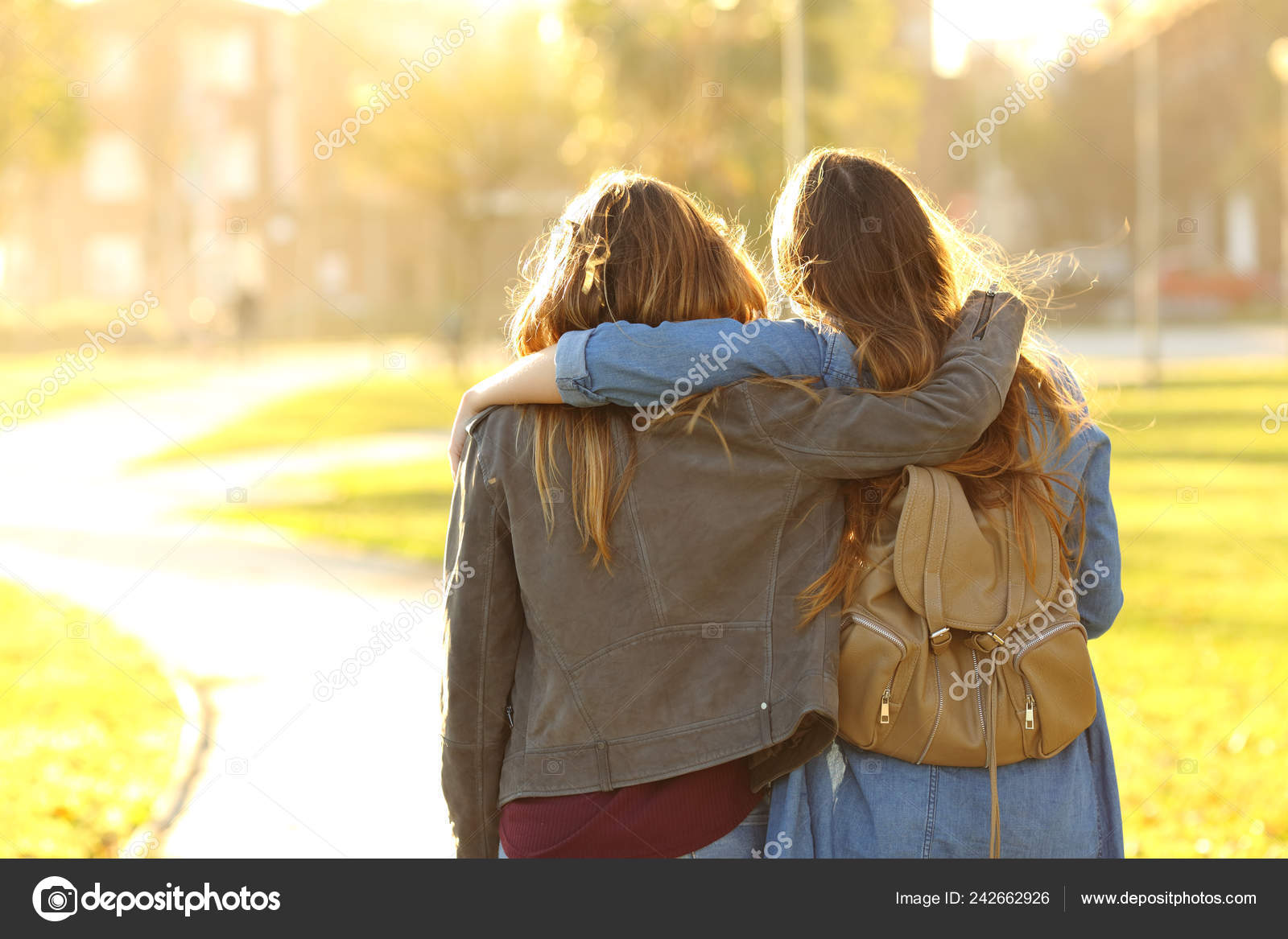 Пара гуляет. Переезд в город. Парень и девушка гуляют. Туризм плохо. Идти в обнимку предложение.