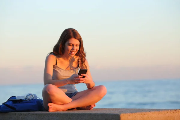 Retrato Cuerpo Completo Estudiante Feliz Usando Teléfono Inteligente Sentado Banco — Foto de Stock