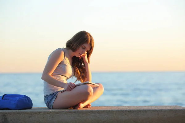 Studious Student Learning Memorizing Notes Sitting Bench Beach — Stock Photo, Image