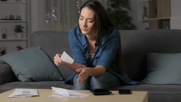 Mujer Relajada Reclamando Recibo Equivocado Teléfono Sentado Sofá Noche Casa — Vídeos de Stock