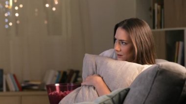 Gece evde bir kanepede oturup tv terör film izlerken tek korkan kadın