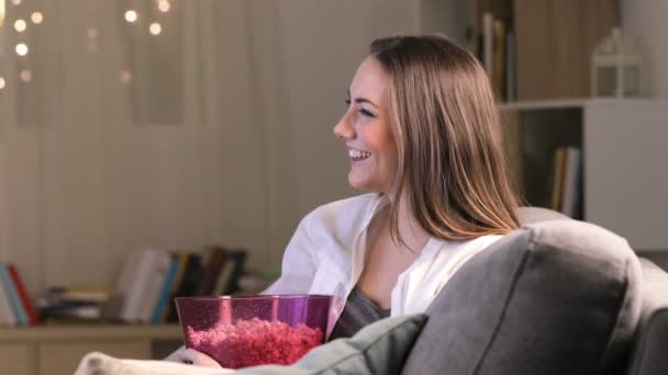 Vista Laterale Ritratto Una Ragazza Felice Che Mangia Popcorn Guardando — Video Stock