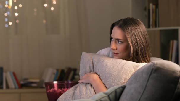 Única Mulher Assustada Assistindo Filme Terror Sentado Sofá Casa Noite — Vídeo de Stock