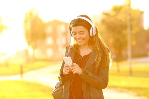 Gelukkig Tienermeisje Wandelen Een Park Luisteren Naar Muziek Van Slimme — Stockfoto