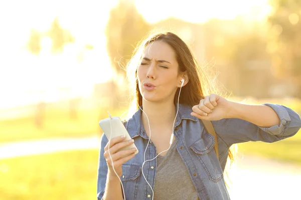 Glückliche Frau Die Musik Hört Und Bei Sonnenuntergang Auf Der — Stockfoto