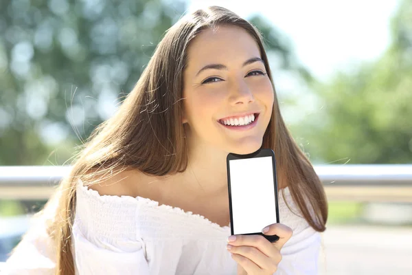 Glückliche Frau Zeigt Leeren Smartphone Bildschirm Park — Stockfoto