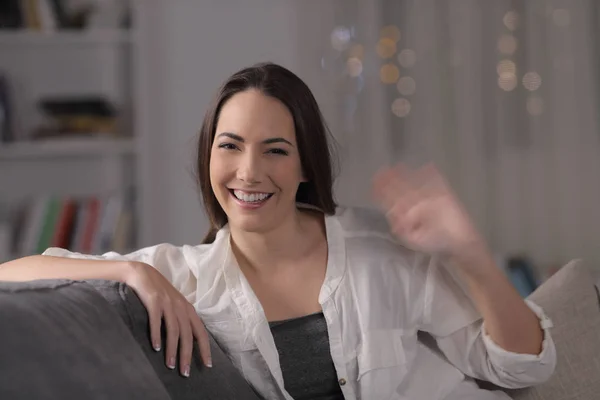 Happy Woman Greeting Camera Night Sitting Couch Night Home — Stock Photo, Image