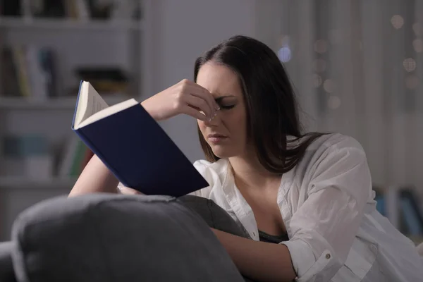 Dame Die Last Heeft Van Regen Leesboek Zitten Een Bank — Stockfoto