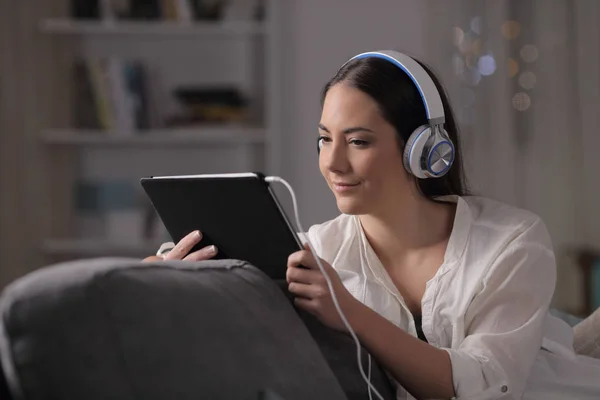 Mujer Seria Viendo Escuchando Contenido Tableta Sentada Sofá Noche Casa — Foto de Stock