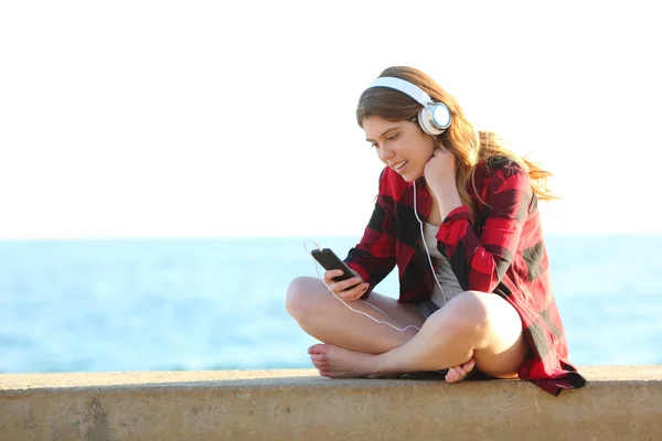 Feliz Adolescente Escuchando Música Desde Teléfono Inteligente Sentado Banco Playa —  Fotos de Stock